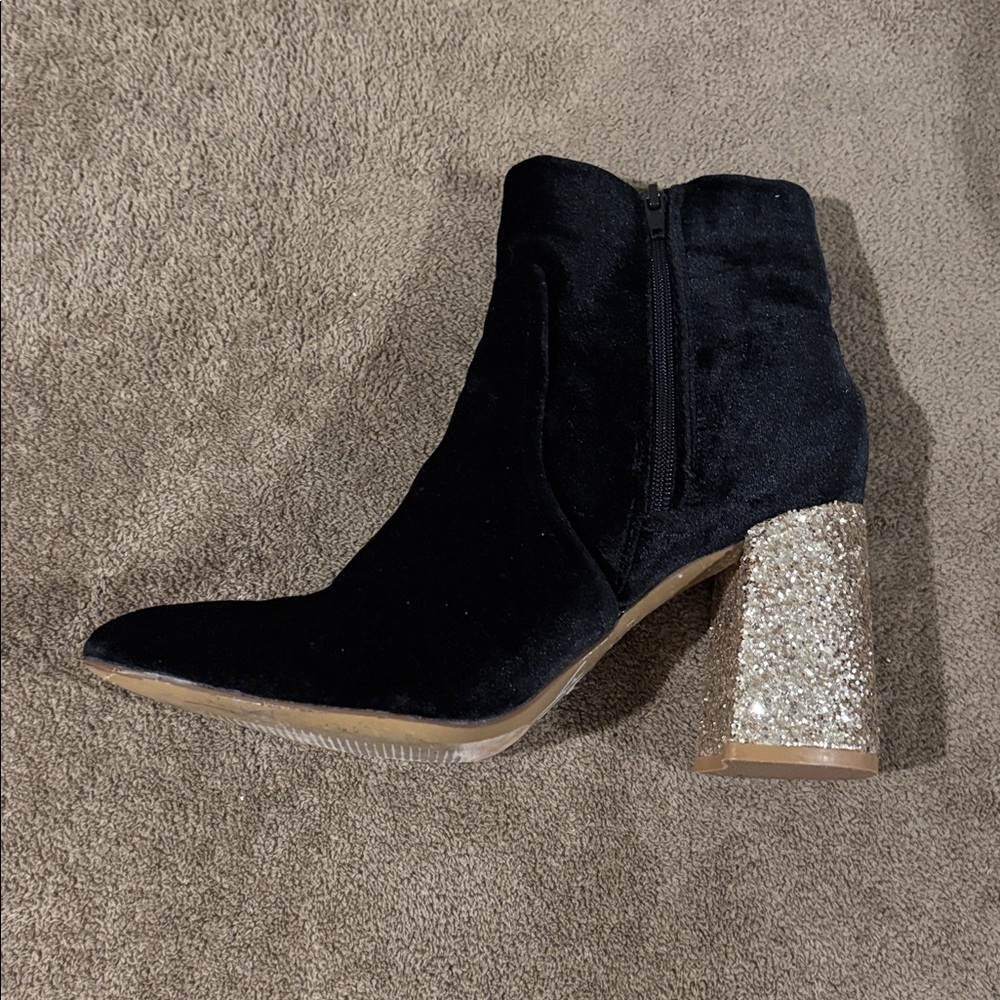 Betsey Johnson Kacey Black Velvet Pointed Toe Ankle Booties - Size 9 - Picture 4 of 11